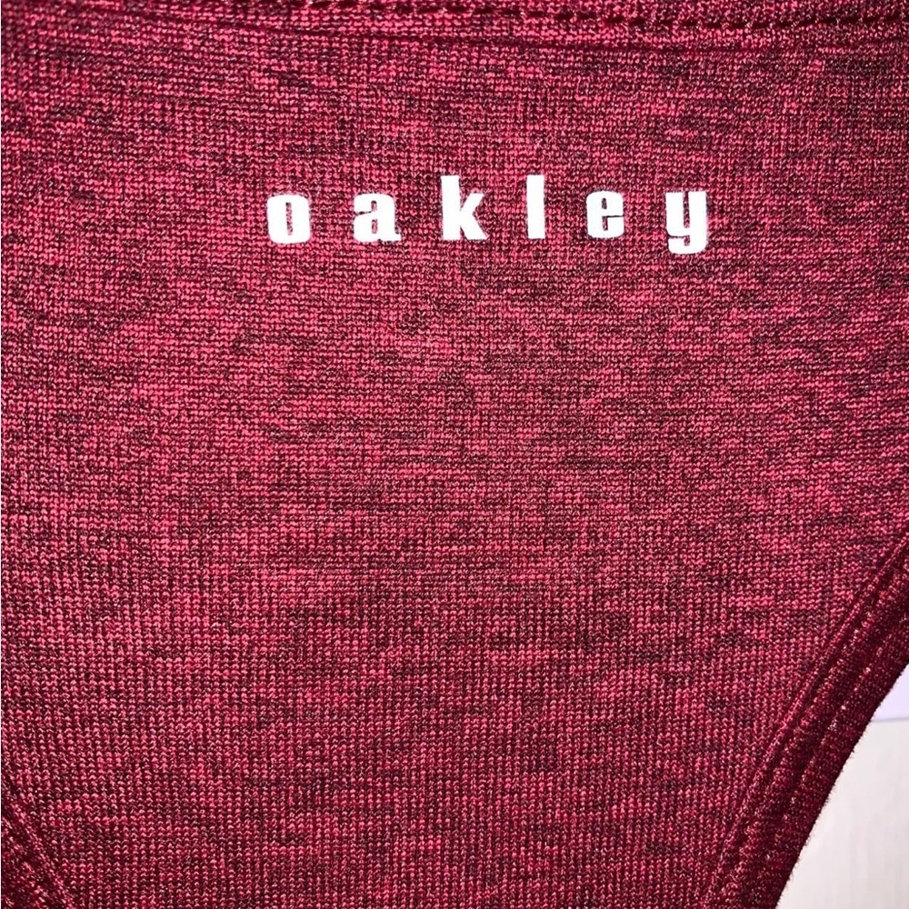 Oakley Tank Top - Sz Medium in Nearly New Condition. - Picture 4 of 7